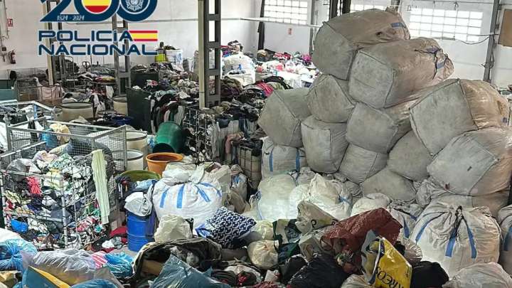 Detenidas 13 personas por robar 300 toneladas de ropa usada en Valencia