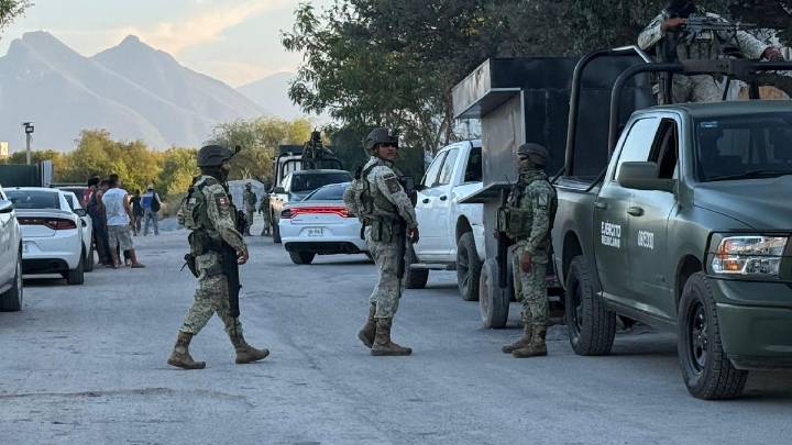 De última hora. Hombre es acribillado en su vehículo en Apodaca, Nuevo León