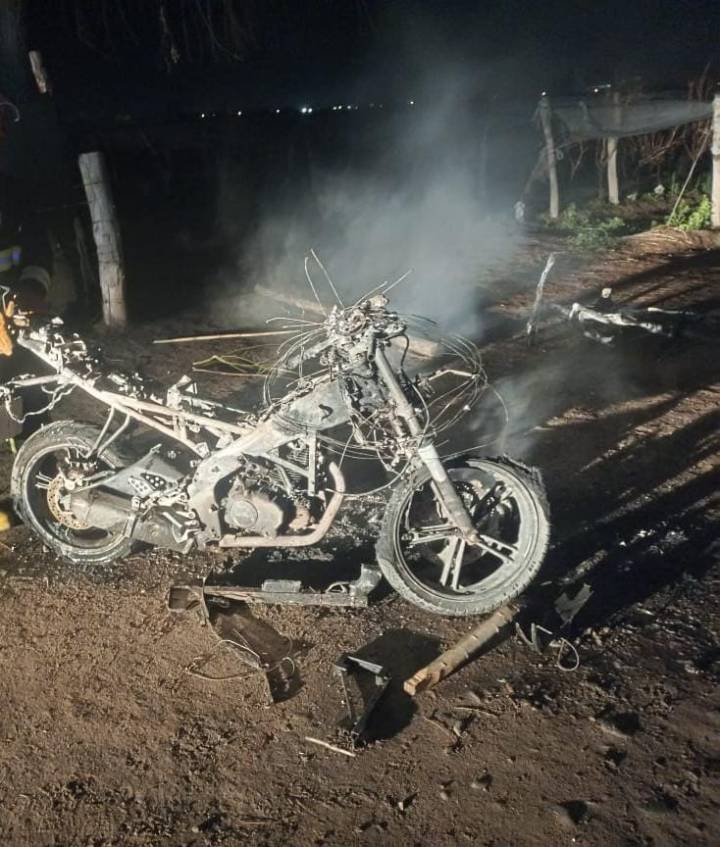 Balacera y fuego: un joven fue baleado y le incendiaron la moto y dos bicicletas