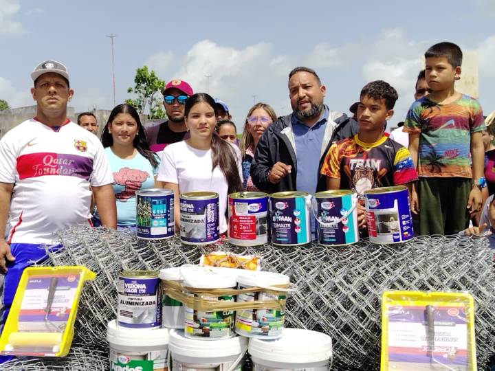 Juventud comunera recibe materiales para recuperar cancha de Alto Potrerito