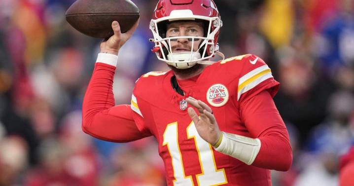 Vikings sign QB Carson Wentz to back up J.J. McCarthy, send Sam Howell to the Eagles