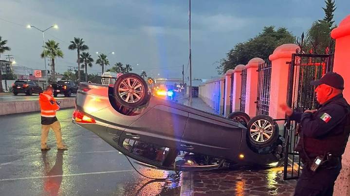 Pierde el control y vuelca en la entrada a Tequisquiapan