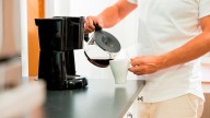 La forma correcta de limpiar tu cafetera sin dañarla y que quede tan reluciente como recién comprada
