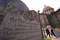 Juez bloquea en Texas la ley que ordenaba exhibir los Diez Mandamientos en las aulas