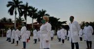 México paga $100 millones por médicos cubanos, sin datos claros de su efectividad