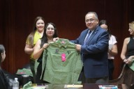 Entrega UACh camisetas al personal de Psicología del DAIE