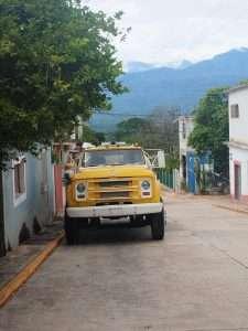 En Cuicatlán, reiteran petición para mover autos estacionados de manera indebida