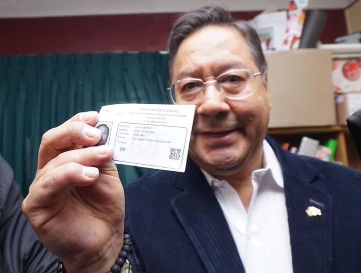 Luis Arce emitió su voto y prometió un "transito democrático" en Bolivia