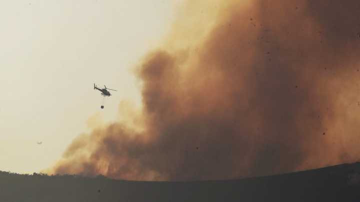 A baixada de temperaturas permite lixeiros avances na loita contra a vintena de incendios