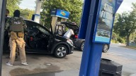 Me detuve por gasolina y presencié un arresto contra hielo. Luego, pasé días buscando al hombre que fue detenido