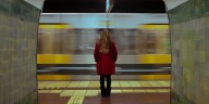 Instantáneas en el subte: la fotografía toma las estaciones con una exposición abierta al público