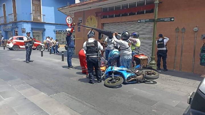 Derrapa motorepartidor mientras rebasaba autos en el centro de Orizaba