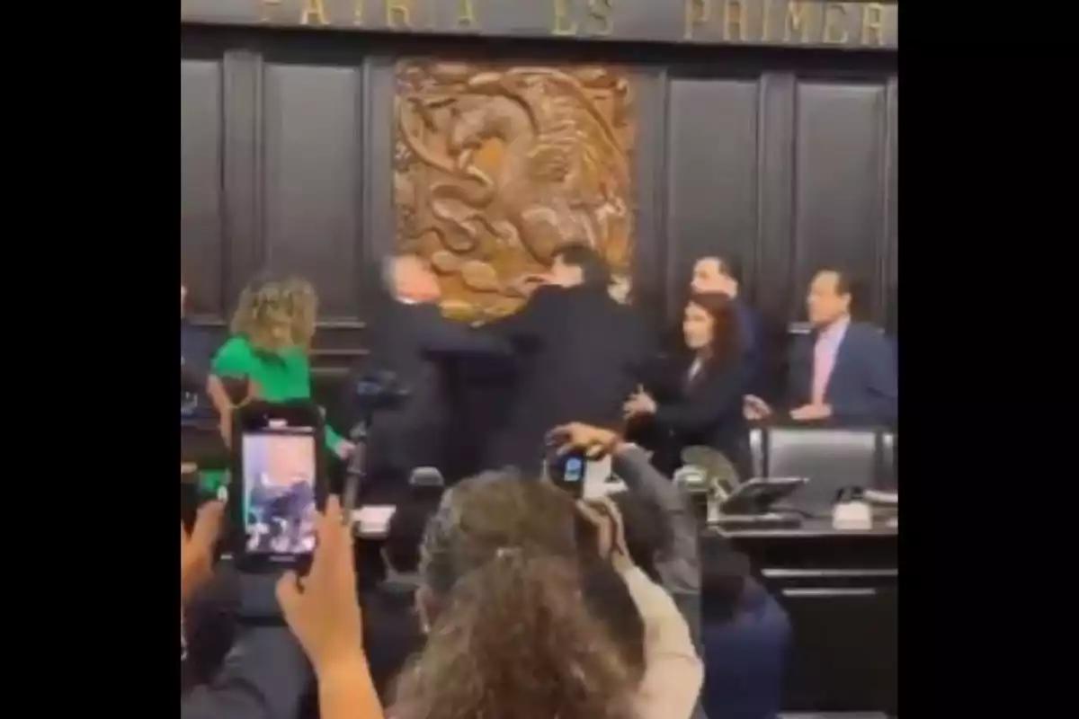Noroña y ‘Alito’ Moreno protagonizan pelea a golpes en la Comisión Permanente