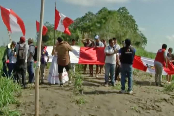 Peruanos cantan himno nacional e izan bandera en isla Chinería