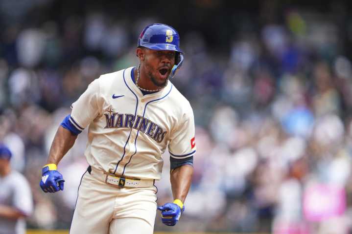Julio Rodríguez homers for fourth straight 20-20 season as Mariners beat Rangers
