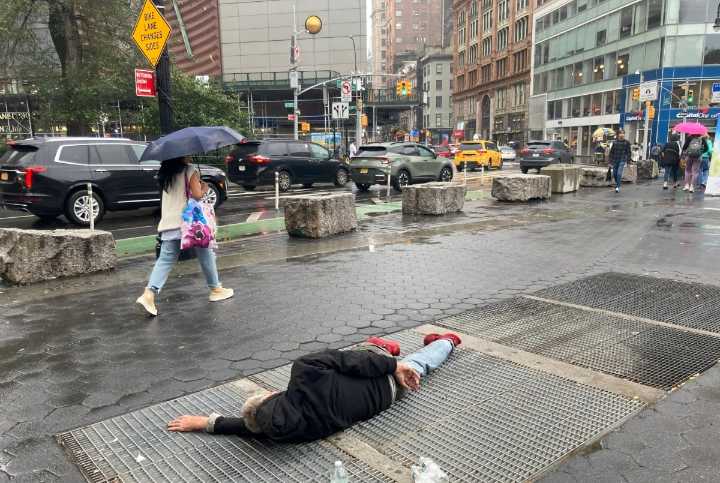 Nueva York intensifica esfuerzos para evaluar y eliminar a enfermos mentales de las calles y el metro