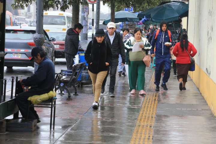 Senamhi: lloviznas continuarán en Lima y se prevén vientos de hasta 34 km/h
