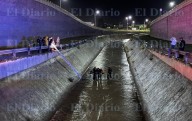 Galería.- Hombre aparentemente intoxicado se lanza a canal pluvial