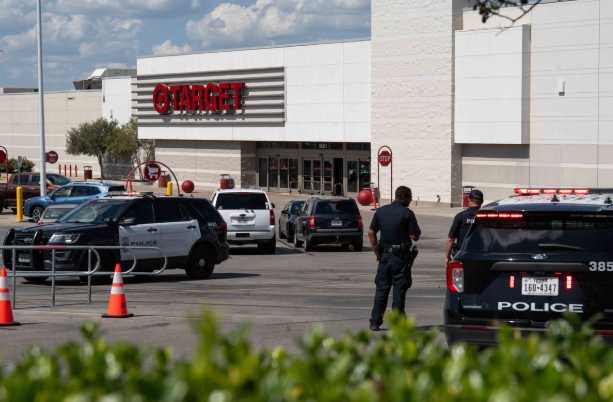 Tirador en Texas mata dos adultos, un niño y roba dos autos en estacionamiento de tienda Target