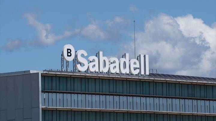 Los accionistas de Banco Sabadell deciden si aprueban la venta de TSB en la recta final de la opa lanzada por BBVA