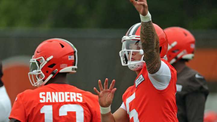 Who's the latest Browns quarterback to suffer an injury to limit him?