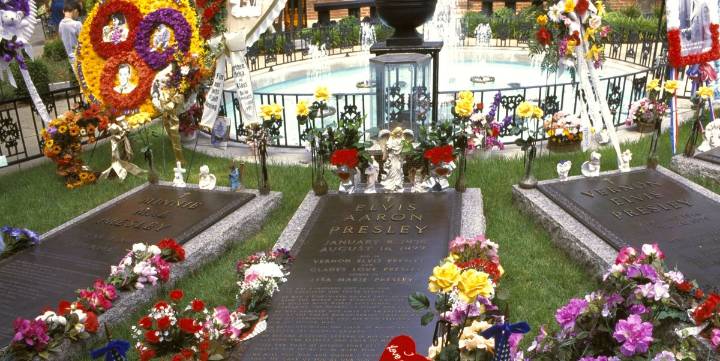 The Unmatched Outpouring of Grief After Elvis Presley’s Death