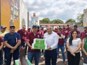 Isidoro Mosqueda entregó botas al personal del SAPAJ