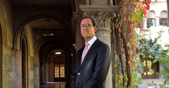 Rector De la Llera (PUC) se desmarca del FES y alista negativo informe para presentarlo al Senado