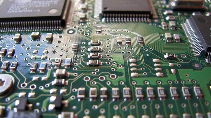 Trump anuncia arancel de 100% a semiconductores; México vende 75% a EU