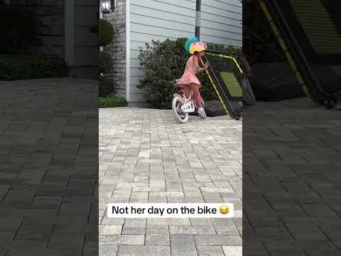She keeps gettin’ back on the bike 👏 (via @kpuck357/TT)