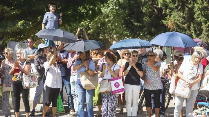 "Arboles Vivos Huesca" abre sus paraguas alertando de que la ciudad se quedará sin sombra