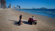 Salvan a turista de Guadalajara que fue jalado por el fuerte oleaje a 250 metros mar adentro, en Mazatlán