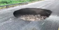 Se abre socavón sobre la carretera Apatzingán‑Múgica