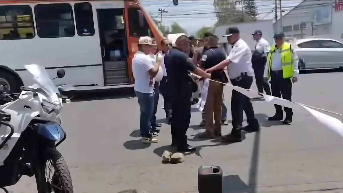 Tlalnepantla: bloqueo en Plaza Arboledas por presunto fraude automotriz