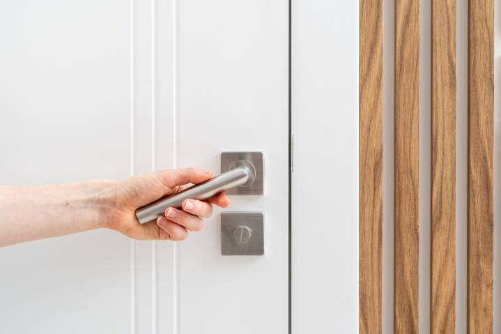 Las manijas de puertas acumulan más bacterias que el baño: cada cuánto debes limpiarlas