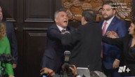 VIDEO: violenta pelea entre senadores mexicanos en cierre de sesión legislativa