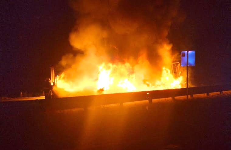 Se incendia caja de tráiler en la carretera Arco Norte