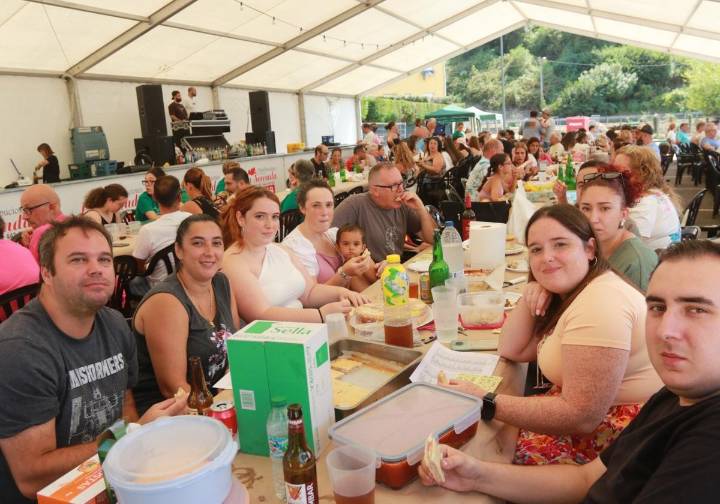Más de 200 vecinos celebran la convivencia en Llaranes