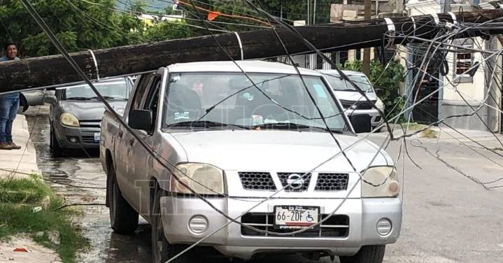 Caída de poste deja sin luz a familias en Fraccionamiento Las Flores de Victoria