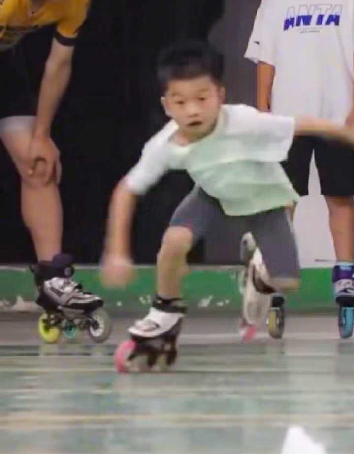 Video: Niños chinos sorprenden por sus habilidades al patinar
