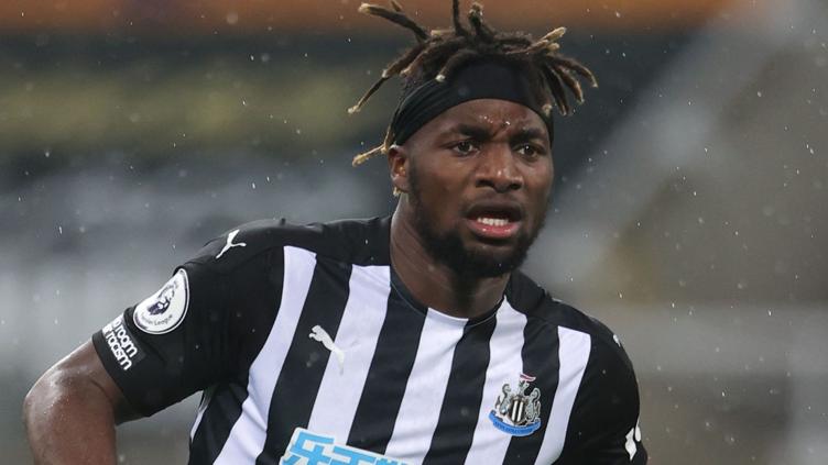 Llega Allan Saint Maximin al América; cientos de seguidores lo reciben