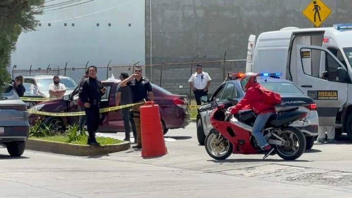 Conductor muere al impactarse contra un camellón en Metepec