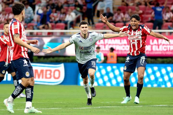 Entre la polémica y el retorno del 'Chicharito', Cruz Azul vence a Chivas