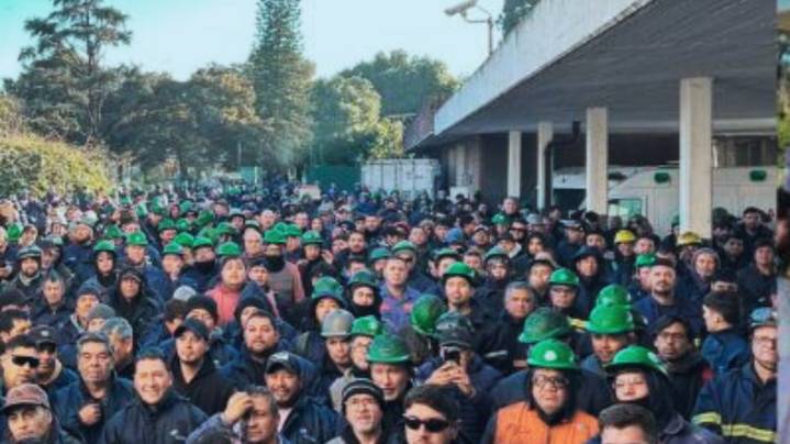 Del Caño apoyó a trabajadores de Siderar y Acindar en conflicto y apuntó contra Paolo Rocca