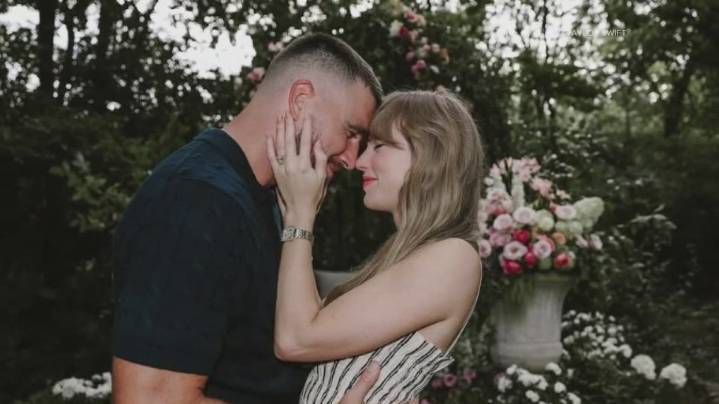 Who designed Taylor Swift's engagement ring?