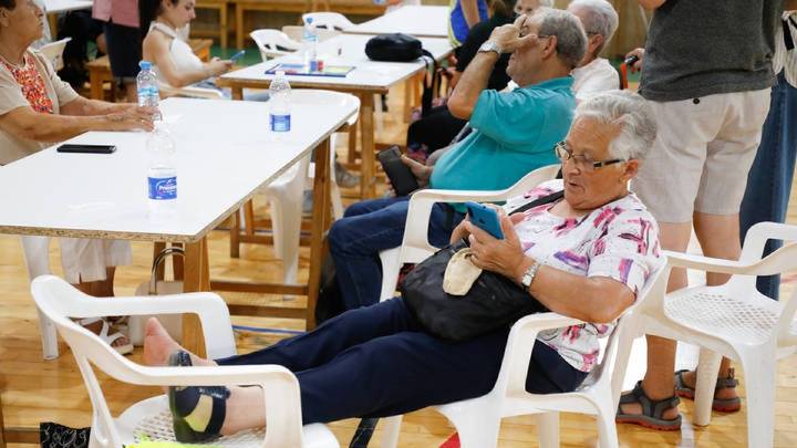 Las fotos del pabellón de La Bañeza con las personas evacuadas por los incendios