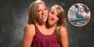 Las siamesas Abby y Brittany Hensel se mostraron con un bebé y despertaron los rumores de maternidad
