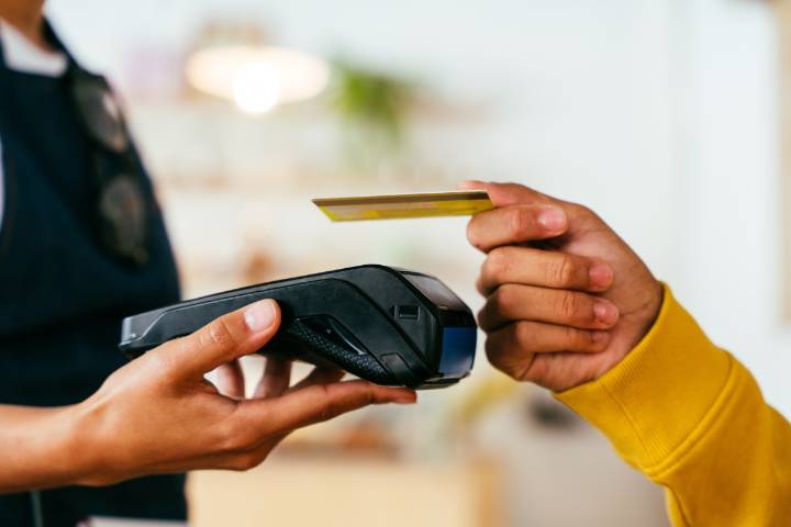 El peor error que puedes cometer al pagar con una tarjeta bancaria: te deja indefenso