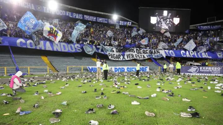 Hinchas de Millonarios protestan ante el pésimo momento del equipo: pancartas, insultos y zapatos desde la tribuna, el juego estuvo suspendido