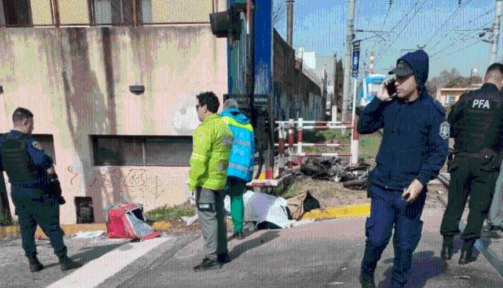Quilmes: un delivery murió arrollado por el tren en el paso a nivel de...